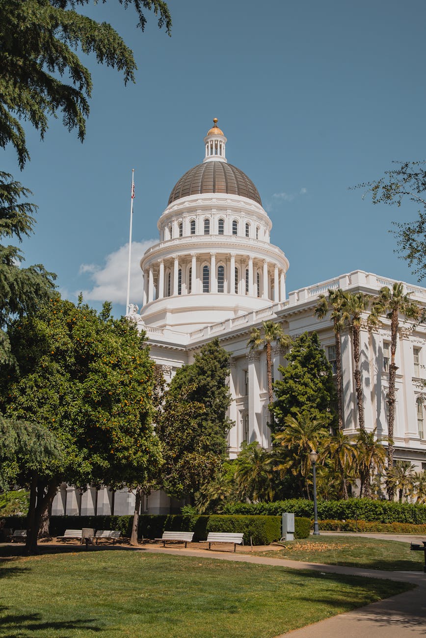 green garden of california state capitol building